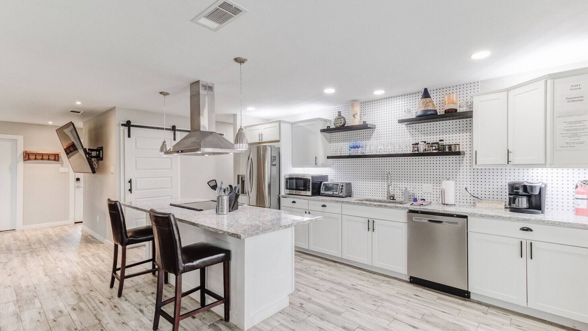 Arlington House | "Modern Contemporary" (912)Walk to ATnT - Globe Life -Texas Live and more!