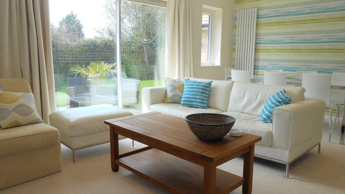 Epsom House | Modern Contemporary Bungalow With Sunny Garden, Sleeps 9, Easy access to London