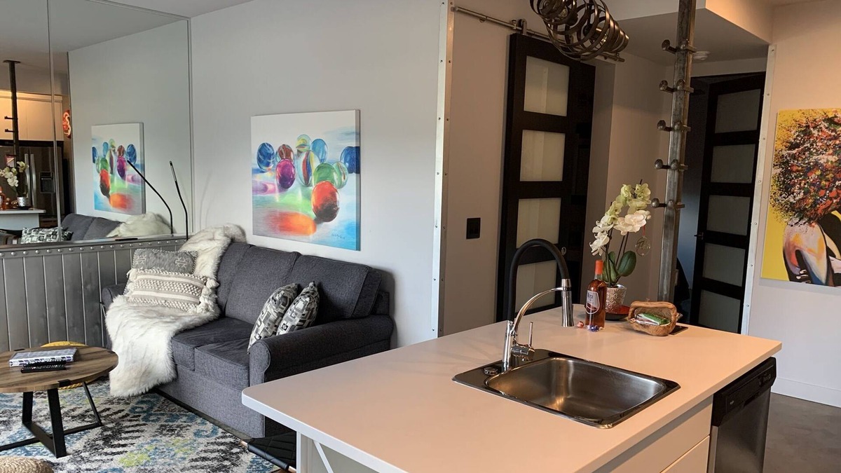 Kamloops Bed & Breakfast | Modern contemporary suite