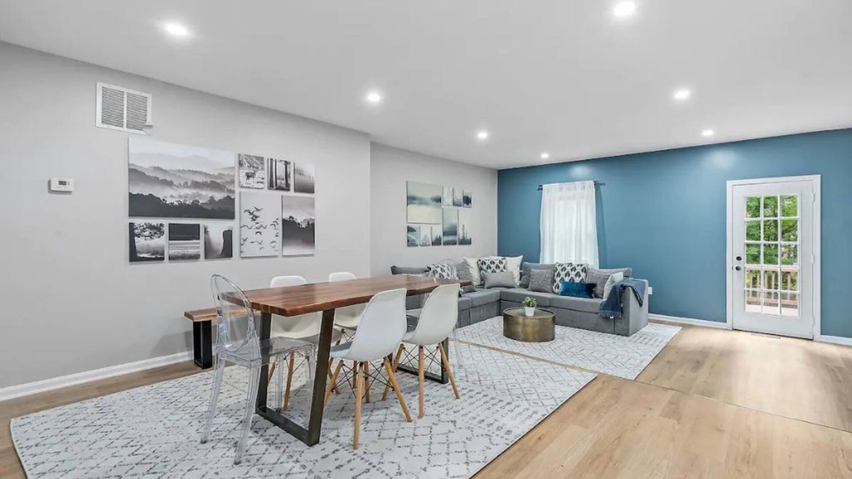 Lake Ridge House | Modern & Contemporary Lake Ridge Townhouse w/Deck