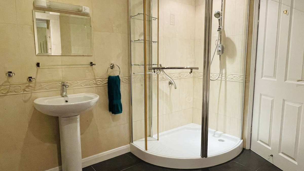 Sandy House | Modern & Cosy Country Home, Off road Parking, Pet Friendly