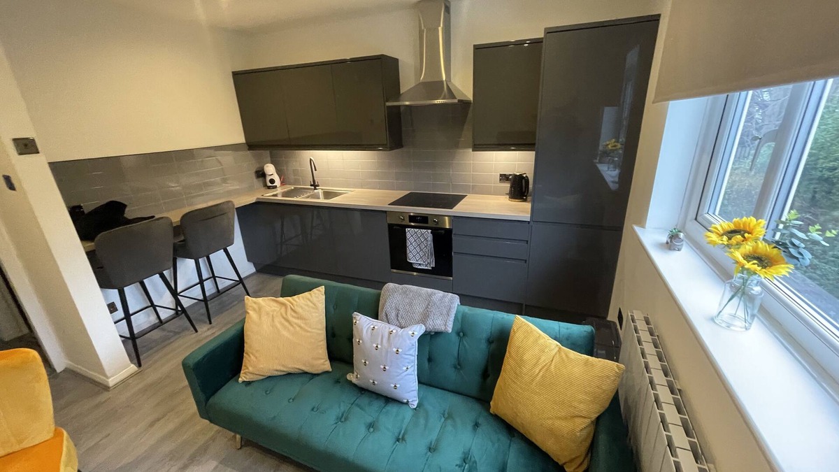 Chorlton-cum-Hardy Apartment | Modern Cosy Flat Near City Centre. Double Bed & Parking. Quiet Residential Mews