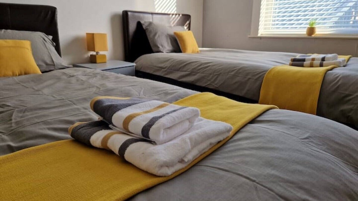 Preston House | Modern Cosy Home-away-from-Home