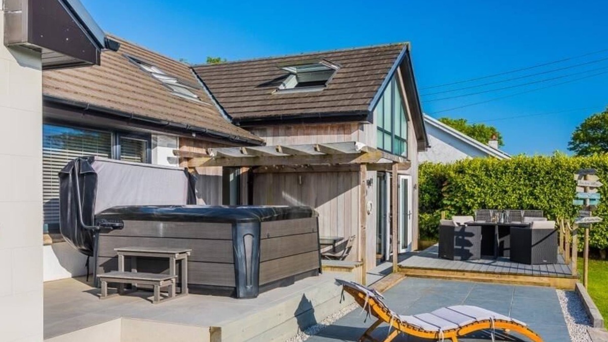 St. Hilary House | Modern & Cosy Home with Hot-Tub, 5min drive to Beach, ideal for large families.