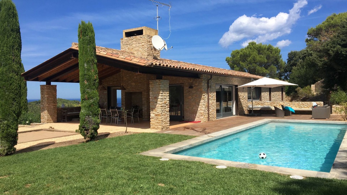 Begur Villa | Modern cosy villa near beaches and village of Begur. Calm and green surrounding