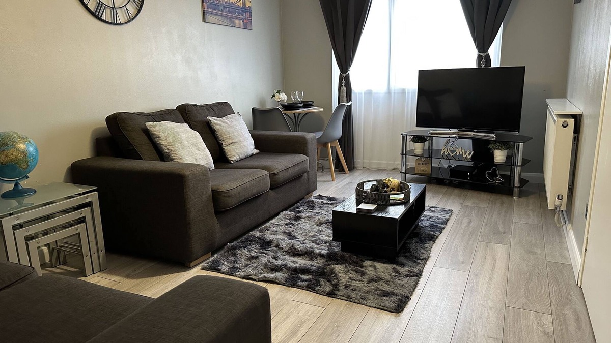 Chelmsford Apartment | Modern Cosy Warm Home With Free Parking