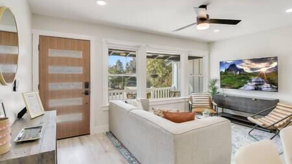 Terrell Heights House | Modern Cottage+8 Guests+Covered Patio+Weber Grill