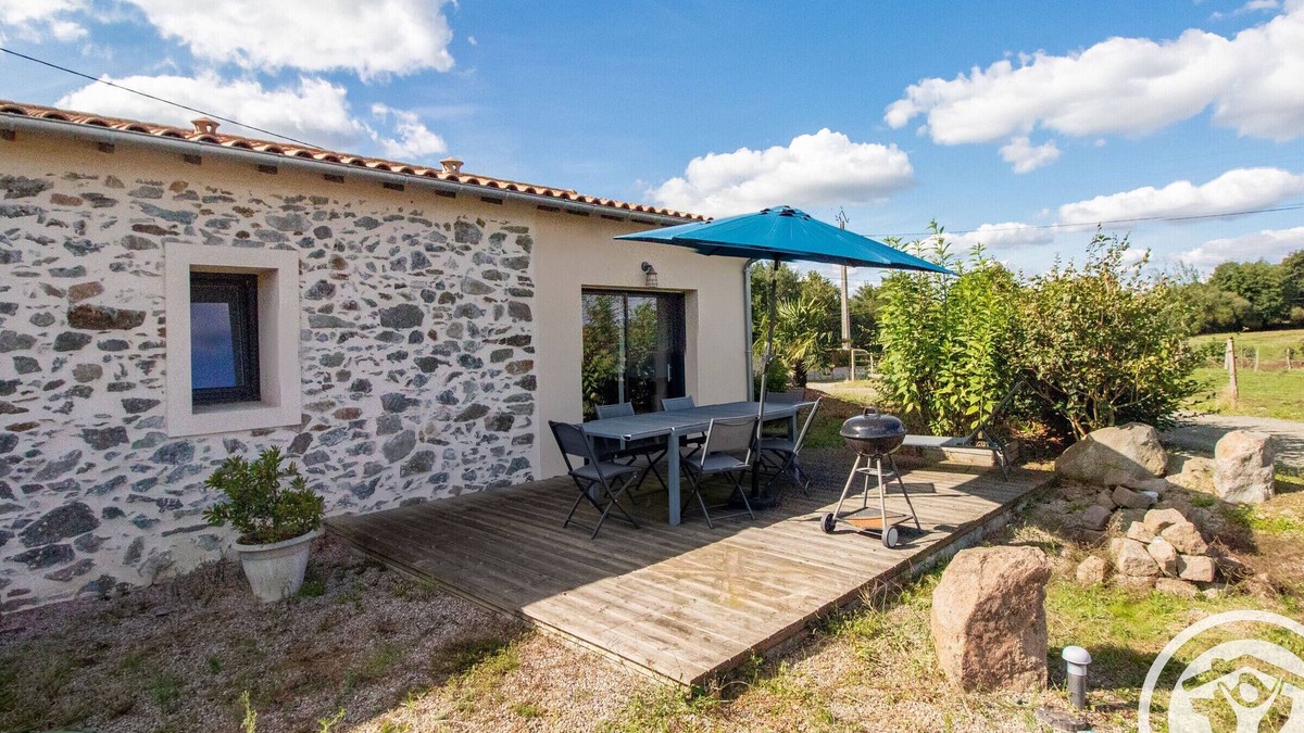 La Renaudiere Cottage | Modern Cottage Between Cholet and Nantes with Terrace and Pond