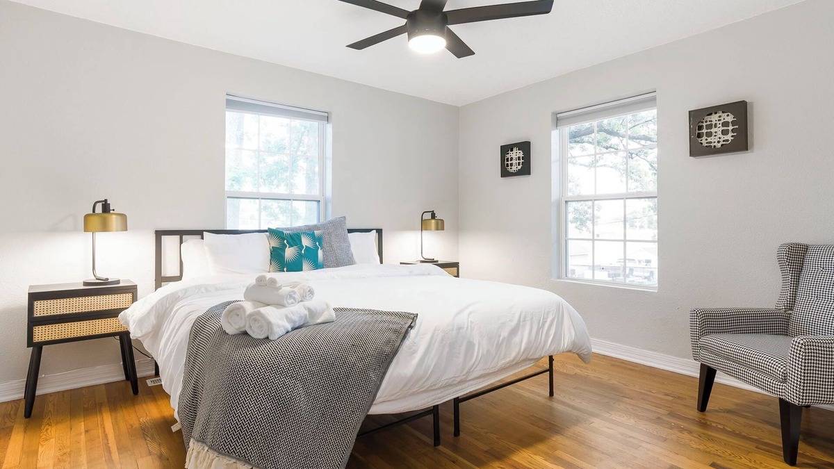 Joplin House | Modern Cottage by Hospital, King Bed/Glass Shower