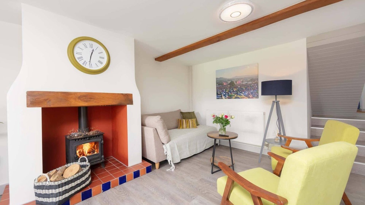 Shepton Mallet House | Modern Cottage, Countryside Views, Private Parking