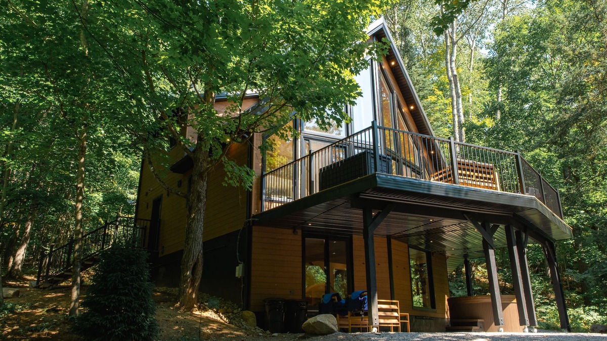 Novar Cottage | Modern Cottage in Muskoka. Sauna, hot tub, lake water access and kids room.