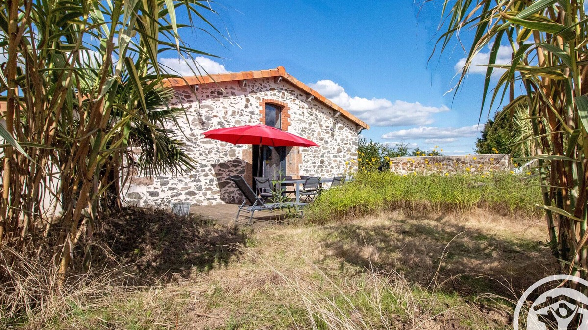 La Renaudiere Cottage | Modern Cottage near Nantes, Atlantic Coast & Puy du Fou — Ideal for Families with Scenic Pond & Terrace