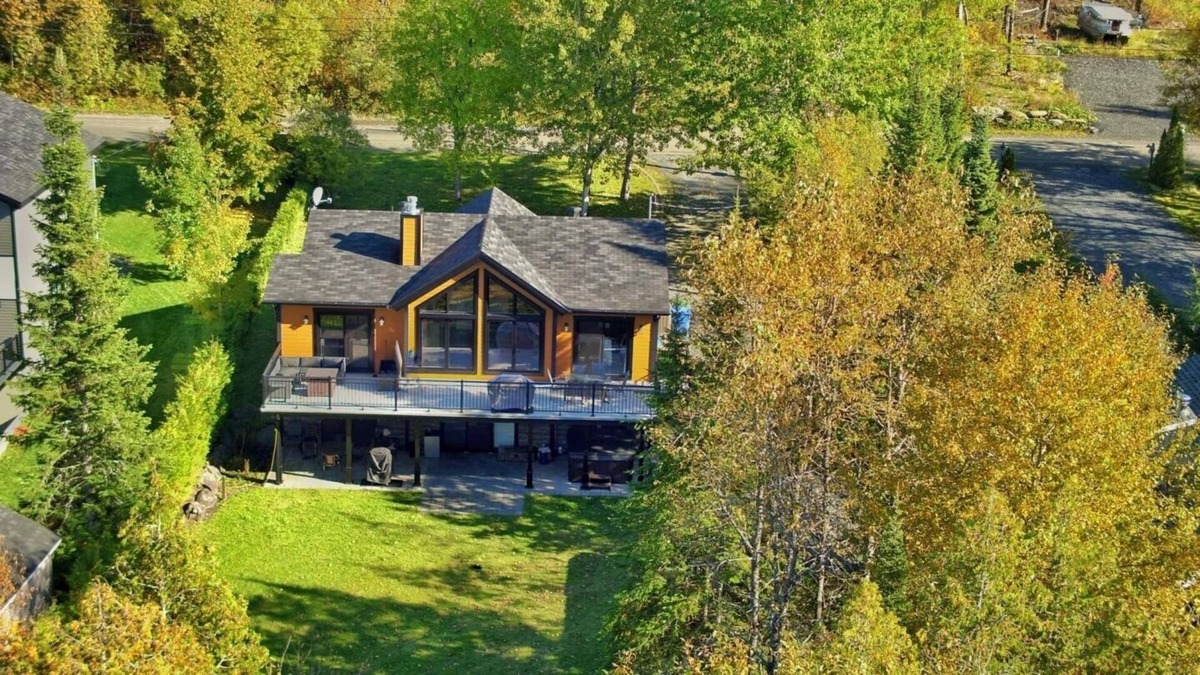 Saint-Zacharie Ski Chalet | Modern cottage on the waterfront