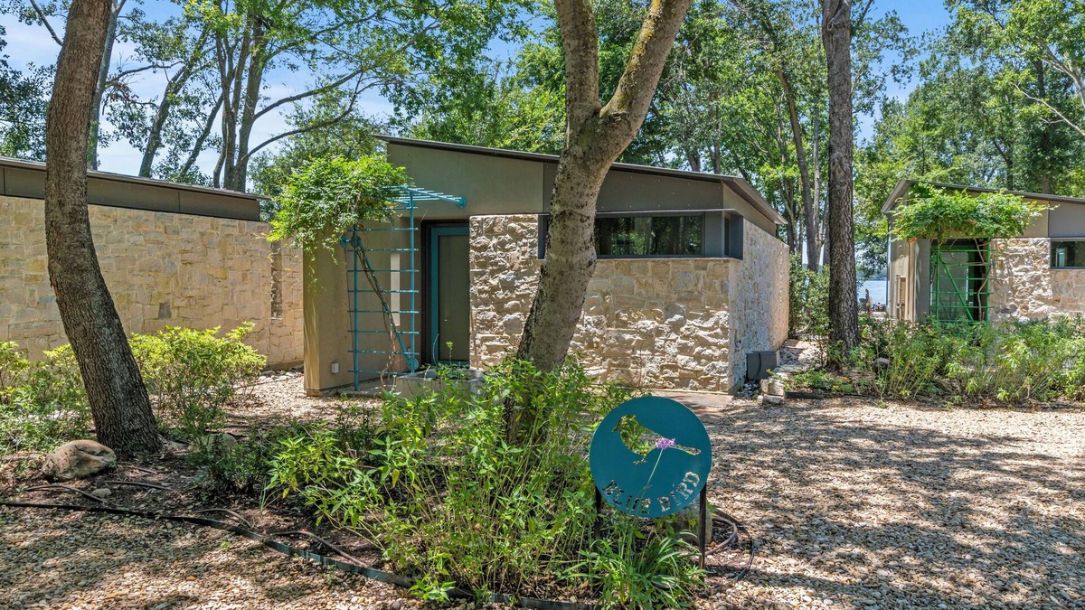 Malakoff Cottage | Modern Cottage on Private Peninsula w/pool, pickleball, kayaks, fishing & more