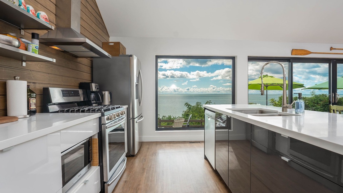 Port Dover Cottage | Modern Cottage on the Lake - Amazing Views!