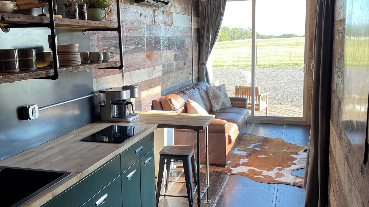Nemo House | Modern Country Container Home - Great Location