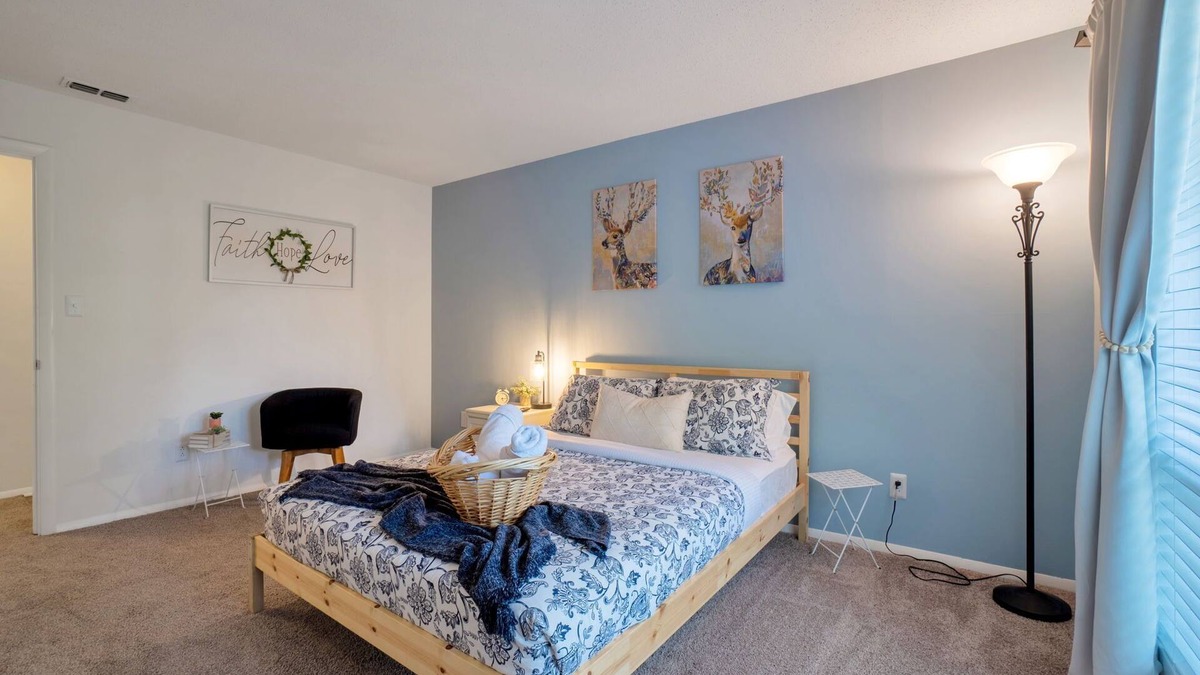 Beverly Woods Apartment | Modern Country Retreat | South Park |