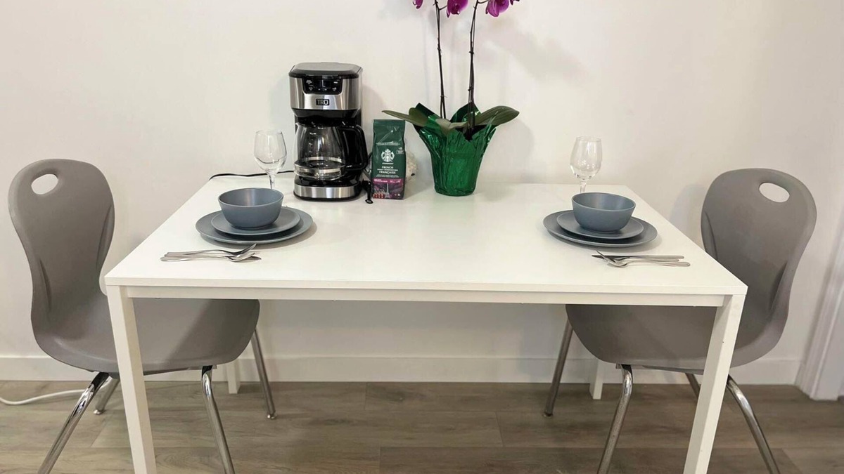 Hastings House | Modern&Cozy 1 Bedroom Suite - Private Entrance - 10 mins to Downtown Vancouver