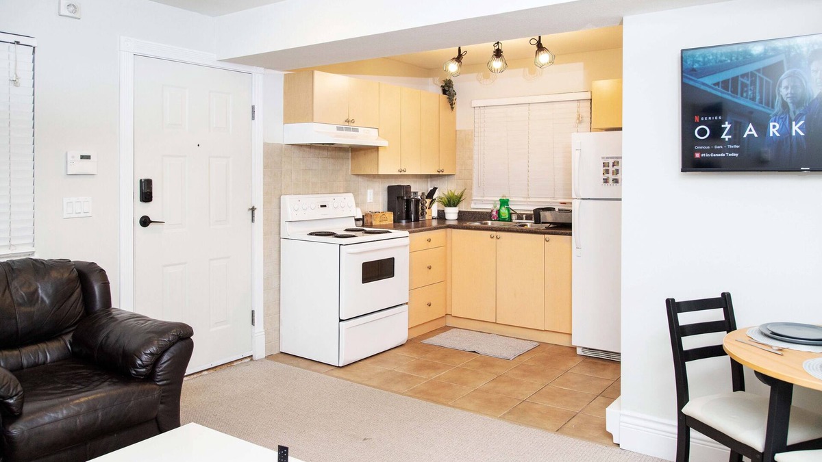 Port Coquitlam House | ☆ Modern Cozy 2 BR Suite☆ > Near Skytrain Station/Free Parking/Free Wifi