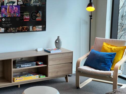 Docklands Apartment | Modern Cozy 2BR 2BA w Balcony, Pool, Parking, 1 Min to Tram, MAJU Docklands