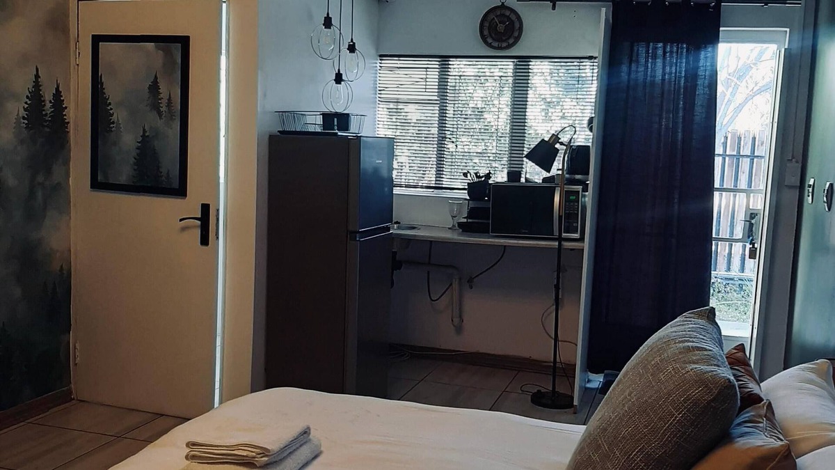 Bloemfontein House | Modern Cozy Bachelors Pad in the Heart of Bloemfontein. Pet friendly