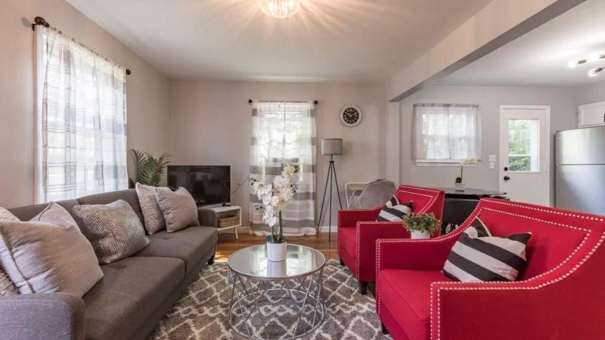 Center House | Modern & Cozy Cape | 4 Bedroom House | Central Location