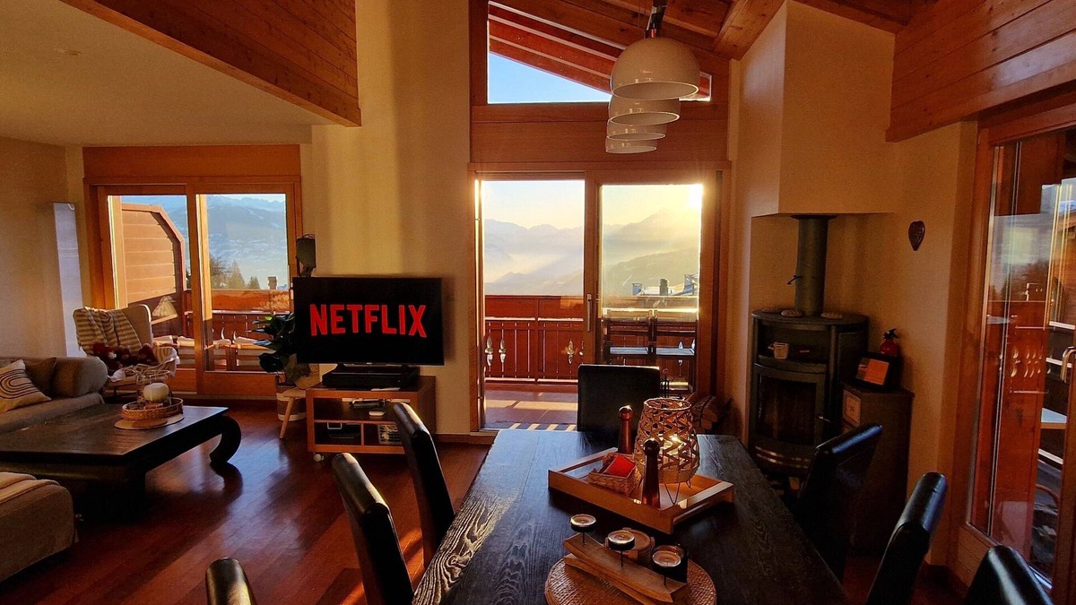 Lens Apartment | Modern & cozy chalet apartment, close to hiking trails, ski lifts & city center!