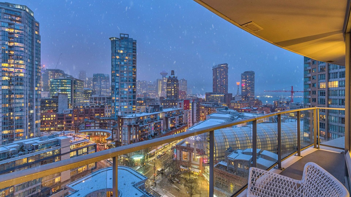 Central Apartment | Modern Cozy Condo | 2BR/2BA Retreat in the Heart of Downtown Vancouver