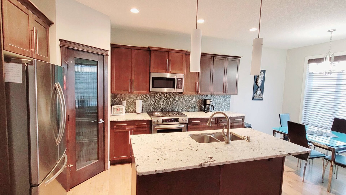Symons Valley House | Modern Cozy Home in Calgary NW. 3 Bed+3 bath, 2 car Garage-near canmore/banff
