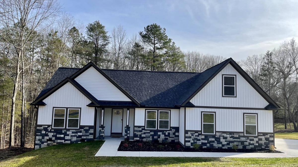 Duncan House | Modern Cozy Home located between Greenville & Spartanburg