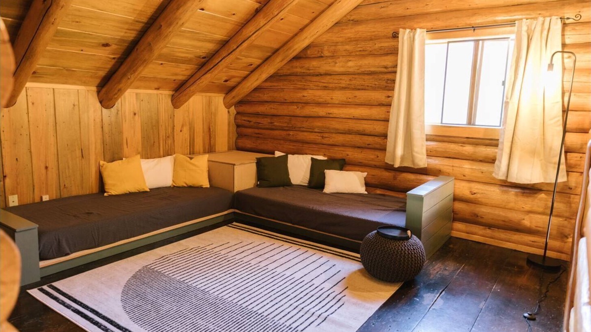 La Pine Cabin | Modern-Cozy LOG CABIN near La Pine state park