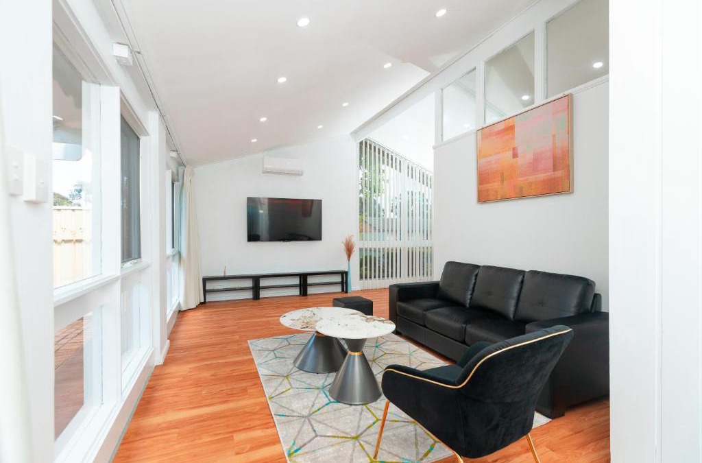 Paradise Villa | Modern Cozy Retreat-4Bedroom, Full Kitchen, Coffee Machine, Cot, Pets allowed-Fully Fenced,FreeWifi, Netflix, 2TV