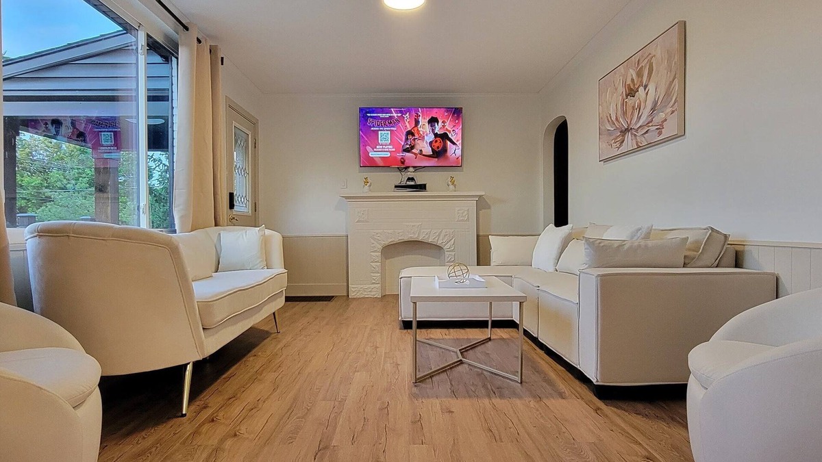 Roselawn Finance House | Modern Cozy Retreat: 2 King, 1 Queen, PS5, & Sunroom