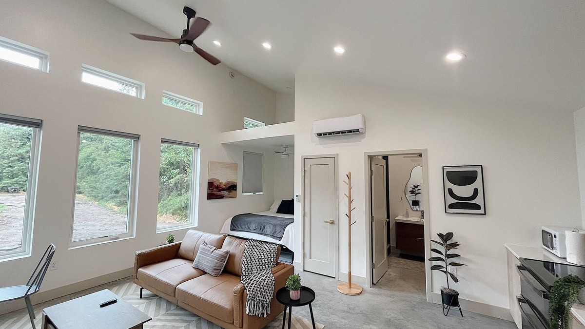 Wichita House | Modern & Cozy Studio W/Large Shower & WasherDryer