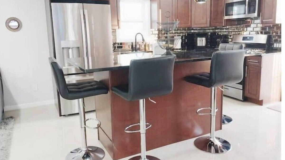 Monessen House | Modern & Cozy Suite with free parking!