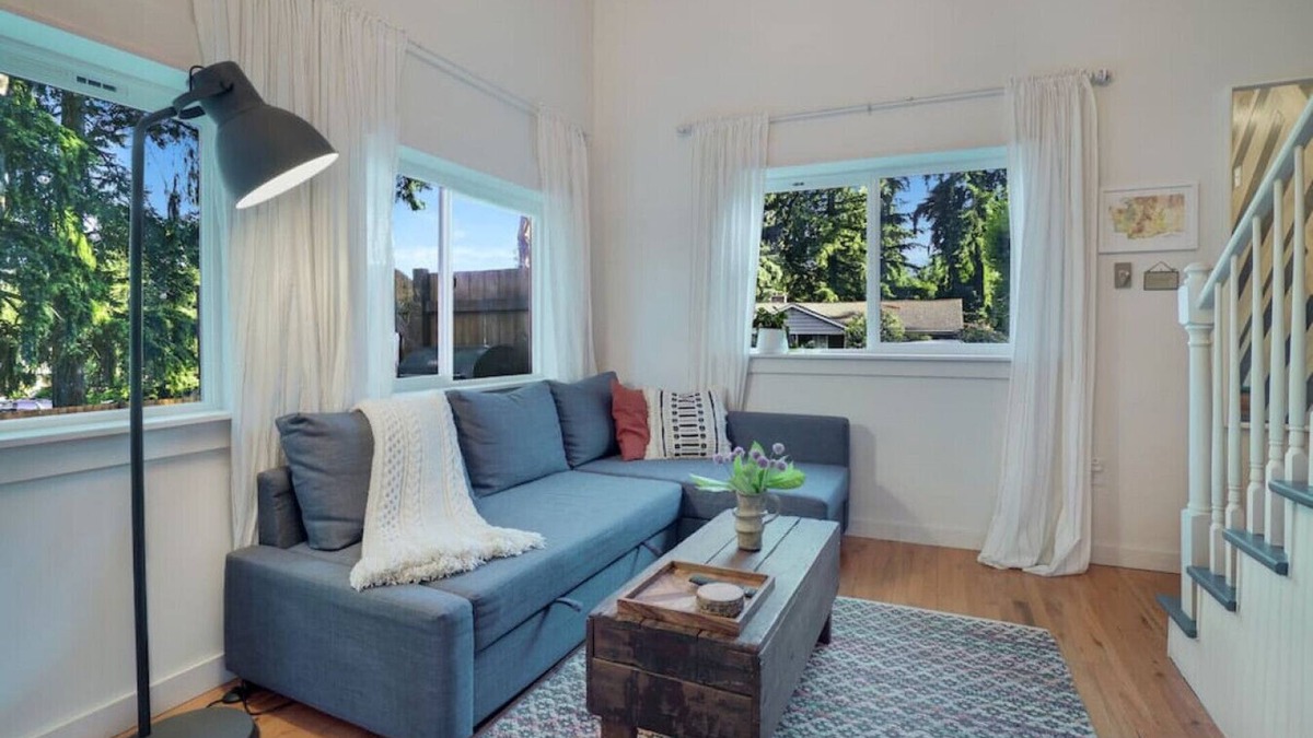 Shoreline House | Modern, Cozy Urban Homestead w/Loft