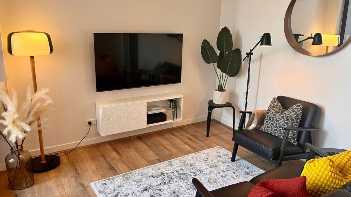 Richmond North Apartment | Modern Cozy Vibes in the Centre of Richmond”