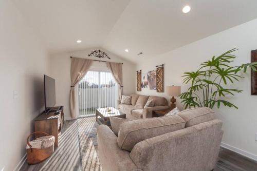 Spokane Valley House | Modern Decor & Style KING bed Wifi with Garage