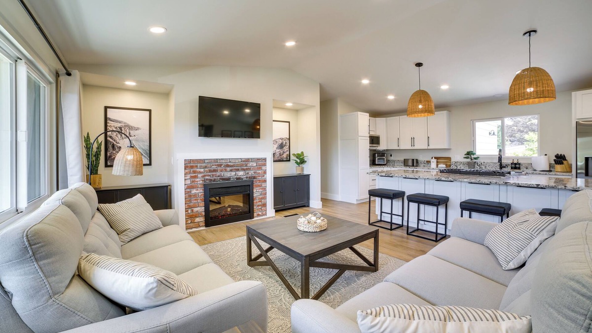 Del Rey Oaks House | Modern Del Rey Oaks Retreat: 2 Mi to Monterey Bay!
