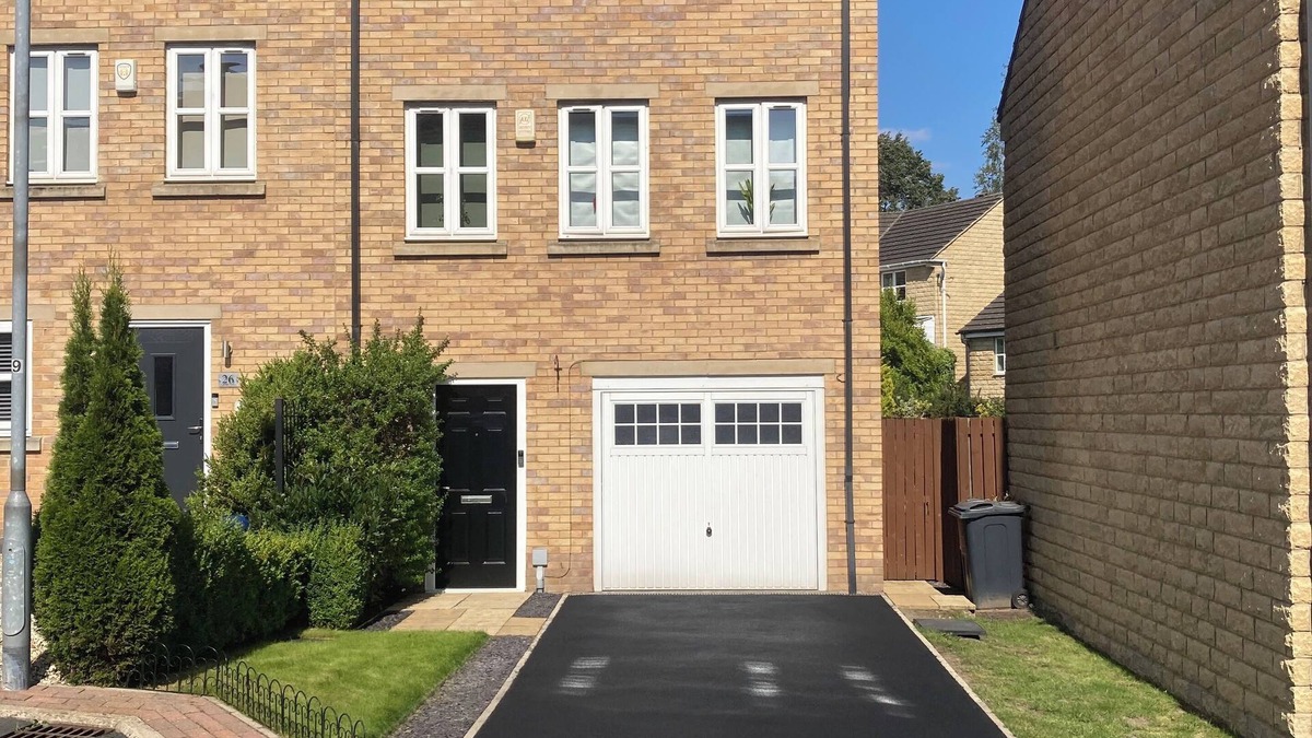 Cleckheaton House | Modern deluxe house situated close to Leeds, Bradford and Wakefield.