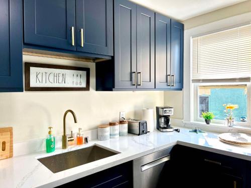 Renton Apartment | Modern Deluxe Kitchen, King Bed, Laundry, DT Renton close to Valley Med & SeaTac
