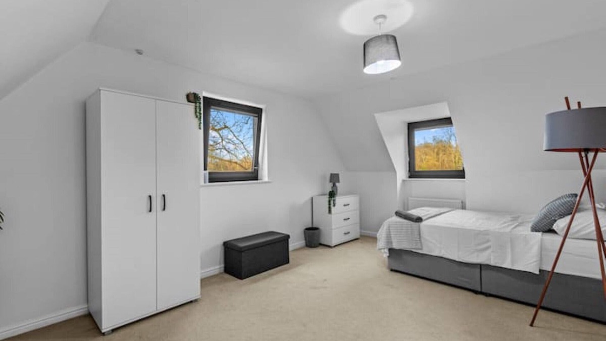 Uxbridge North House | Modern Detached 5 Bedroom House