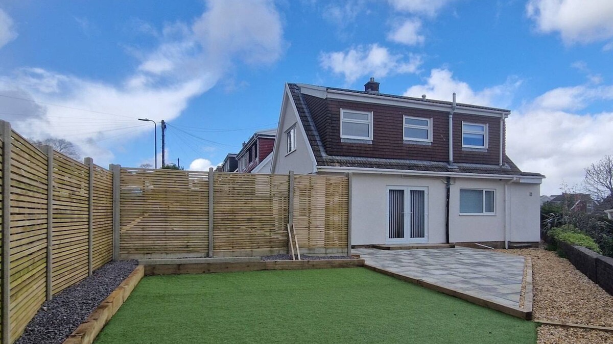 Merthyr Tydfil House | Modern Detached 3 bedroom home with off-road parking