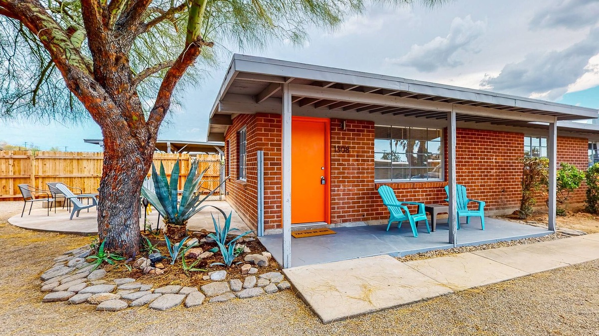 Palo Verde House | Modern Dog-Friendly SW Retreat w/Covered Parking & Pastries Delivered To You!
