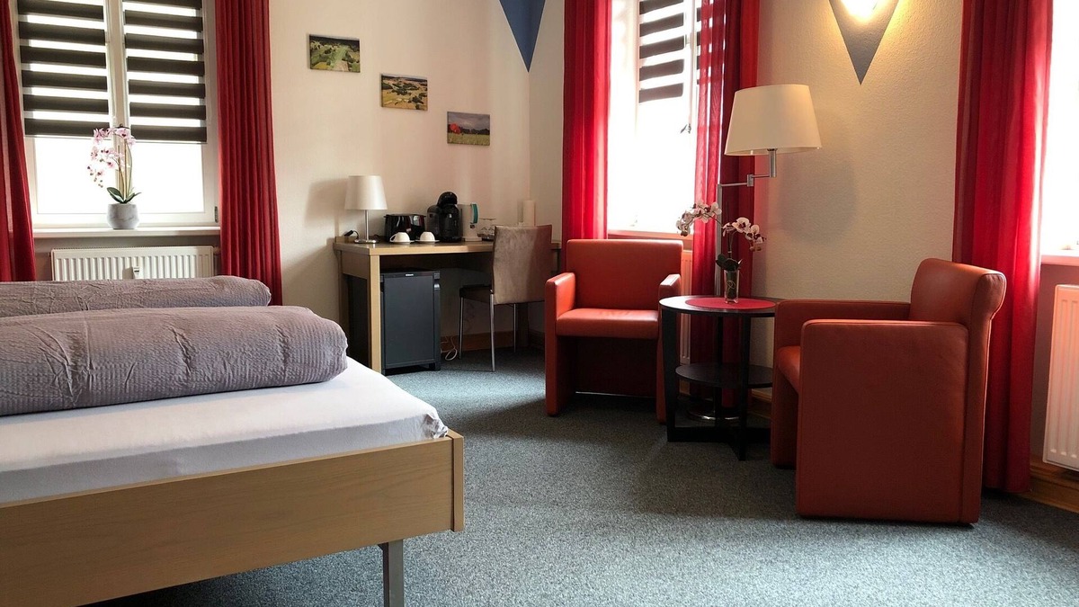 Muennerstadt Apartment | Modern double room in a quiet location with golf course view