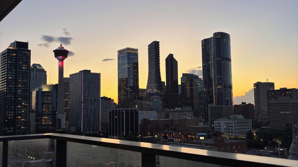 Victoria Park Apartment | MODERN DOWNTOWN APARTMENT - Only a 5 minute walk to the Stampede grounds.