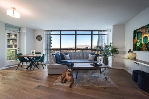 Fort York Apartment | Modern Downtown Condo Free Parking Pool Balcony Walk to Lake