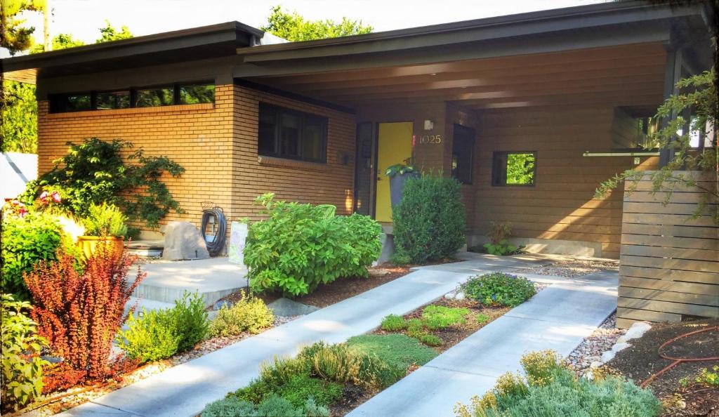 East Central House | Modern Downtown Masterpiece