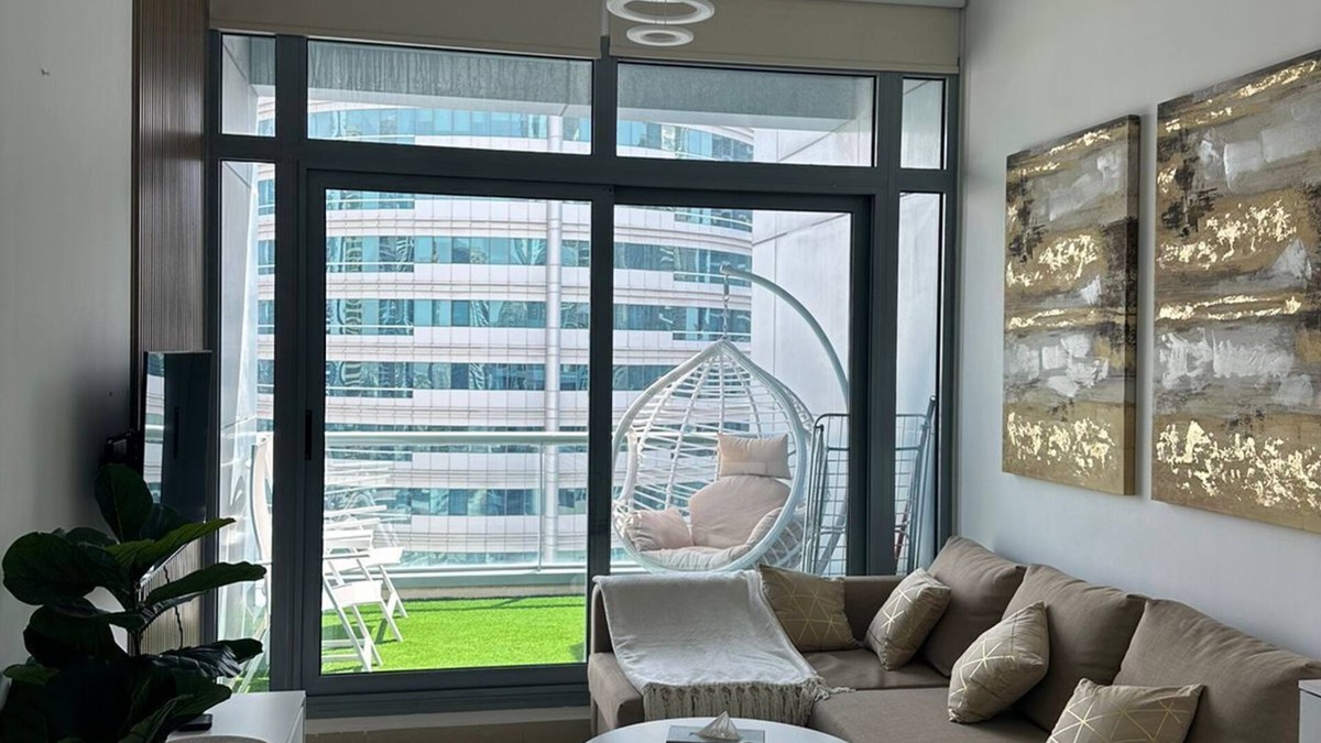 Jumeirah Lake Towers Apartment | Modern Dubai Marina Apartment near Metron