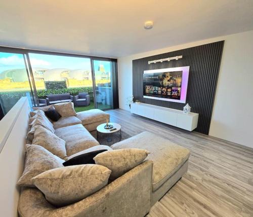 Bradford Apartment | Modern Duplex Penthouse Panoramic Views & Parking